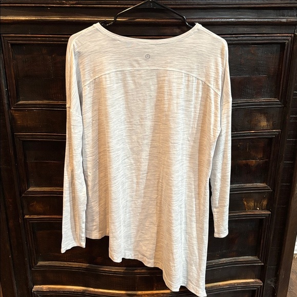 Lululemon To the Point Long Sleeve Loose Fit Heathered Core Light Grey Top 6 - Picture 3 of 4